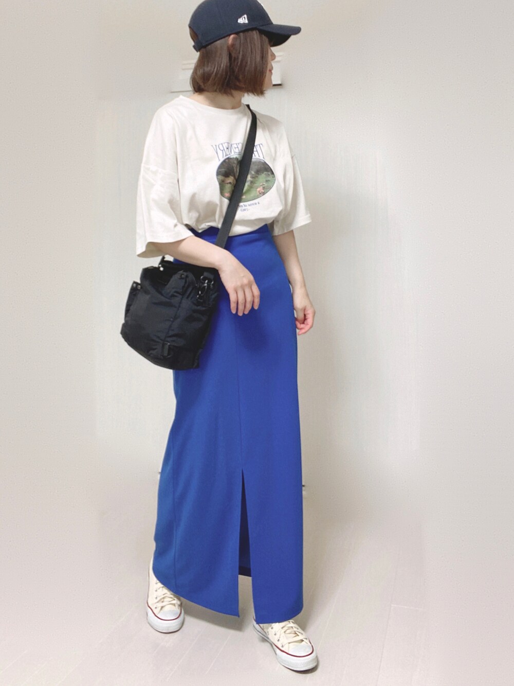 ホワイト系のTシャツ/カットソー、ブラック系のショルダーバッグ、ブルー系のスカートを着用したレディースの夏コーディネートの5枚目の写真