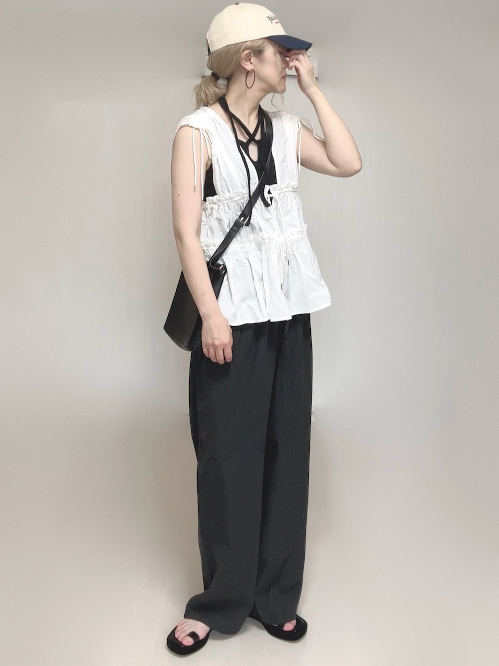 ホワイト系のシャツ/ブラウス、ブラック系のサンダル、ブラック系のタンクトップを着用したレディースの夏コーディネートの2枚目の写真