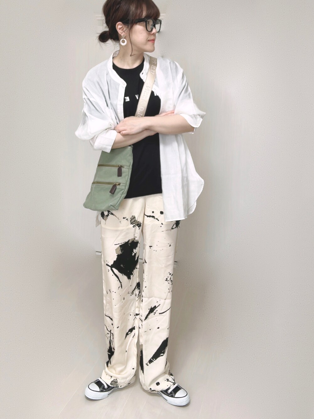 グリーン系のショルダーバッグ、ブラック系のTシャツ/カットソー、ホワイト系のシャツ/ブラウスを着用したレディースの夏コーディネートの4枚目の写真