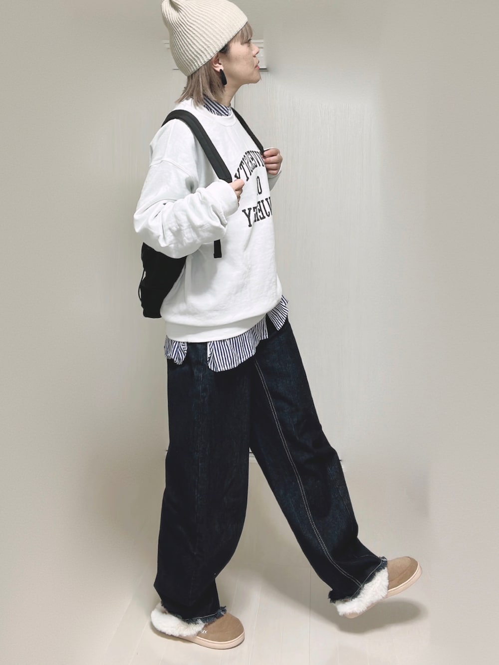 ブラック系のバックパック/リュック、ホワイト系のスウェット、ブルー系のシャツ/ブラウスを着用したレディースの秋コーディネートの2枚目の写真