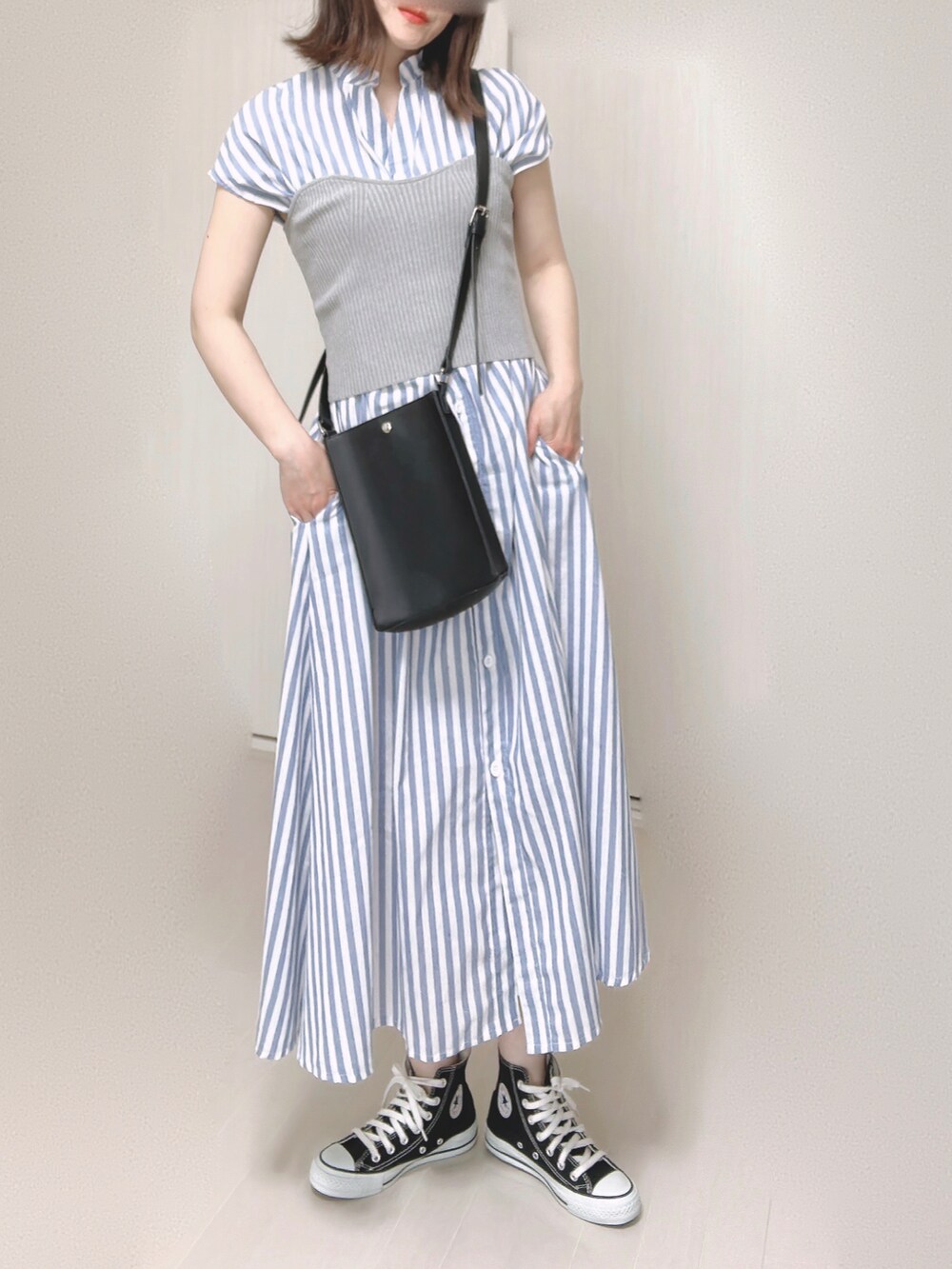 ブルー系のシャツワンピース、グレー系のチューブトップ、ブラック系のショルダーバッグを着用したレディースの夏コーディネートの2枚目の写真