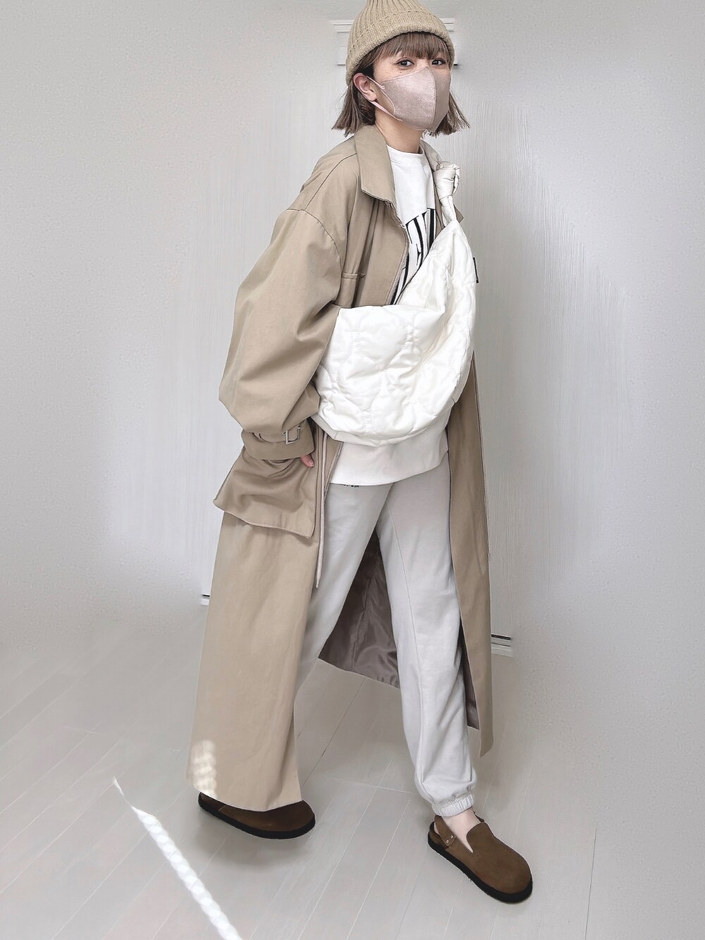 「dholic、トレンチコート、ニット帽、ロゴスウェット、スウェットパンツ、スウェード、サンダル、ショルダーバッグ、春服デビュー宣言、大人カジュアル」｜「DHOLICのベルト付ジップアップジャケット（その他アウター、ベージュ系）」を使った、Ⓜ︎さん（レディース・152cm）の春コーディネートの3枚目の写真