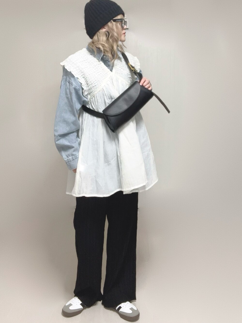 ホワイト系のワンピース、ブルー系のシャツ/ブラウス、ブラック系のその他パンツを着用したレディースの春コーディネートの5枚目の写真