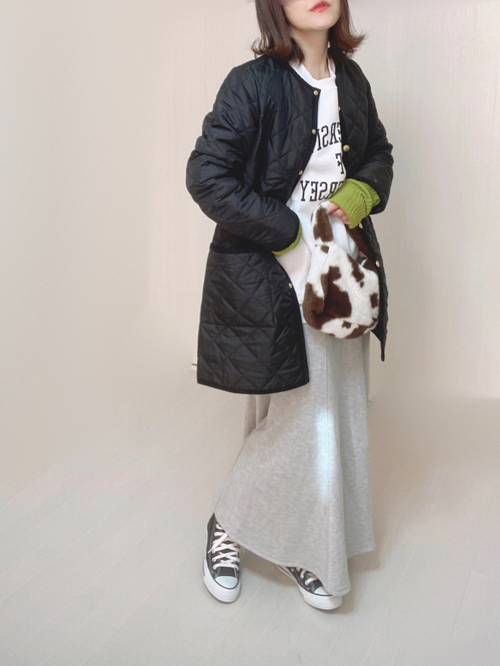 ブラック系のその他アウター、ホワイト系のスウェット、グレー系のスカートを着用したレディースの冬コーディネートの2枚目の写真