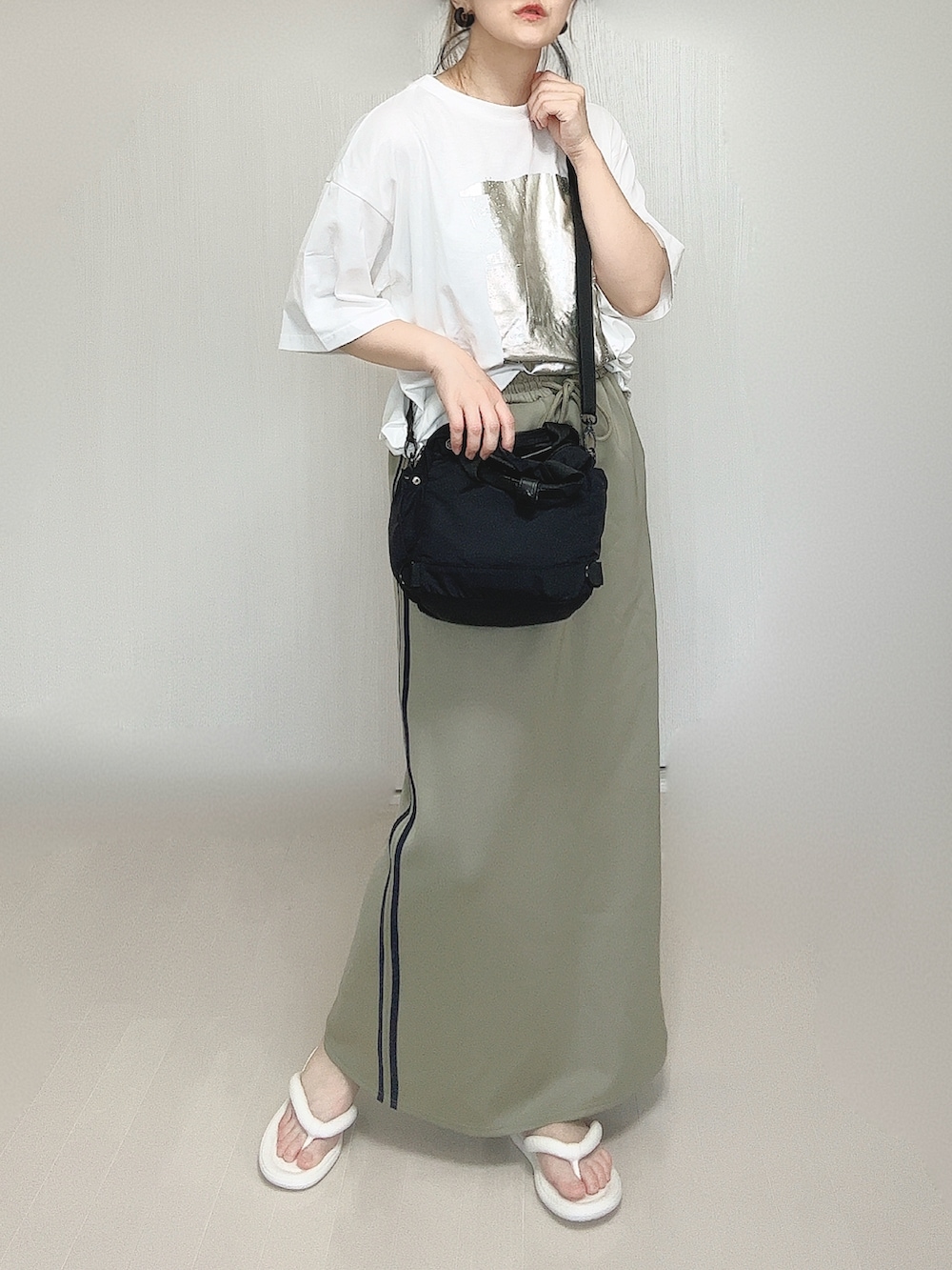 ホワイト系のTシャツ/カットソー、ブラック系のショルダーバッグ、ブルー系のスカートを着用したレディースの夏コーディネートの3枚目の写真