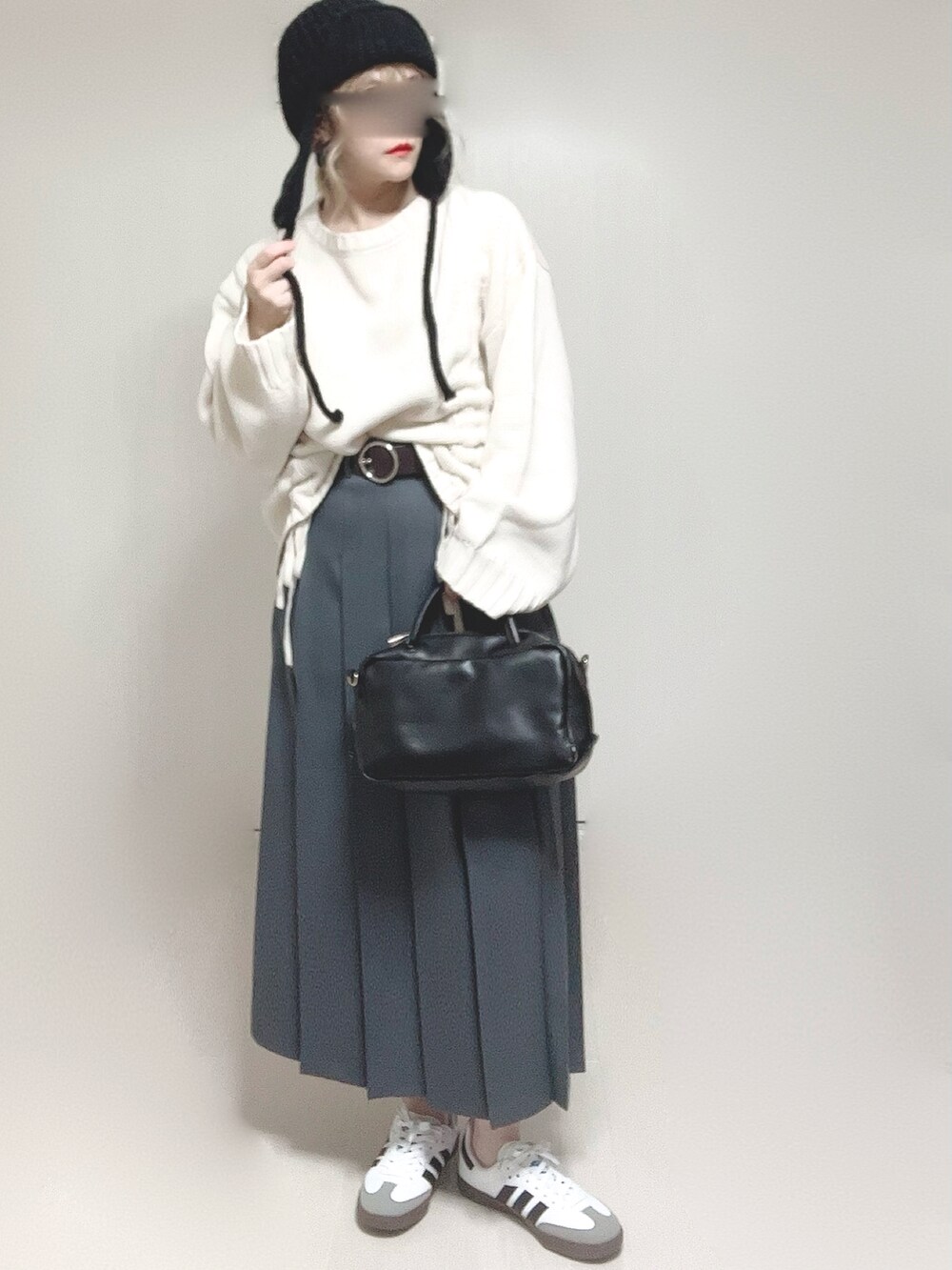 ホワイト系のニット/セーター、ブラック系のボストンバッグを着用したレディースの秋コーディネートの2枚目の写真