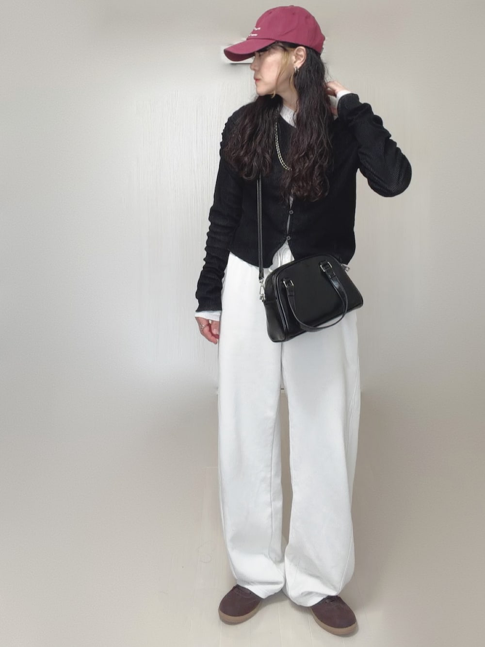 ホワイト系のTシャツ/カットソー、ブラック系のカーディガン/ボレロ、ブラック系のボストンバッグを着用したレディースの春コーディネートの5枚目の写真
