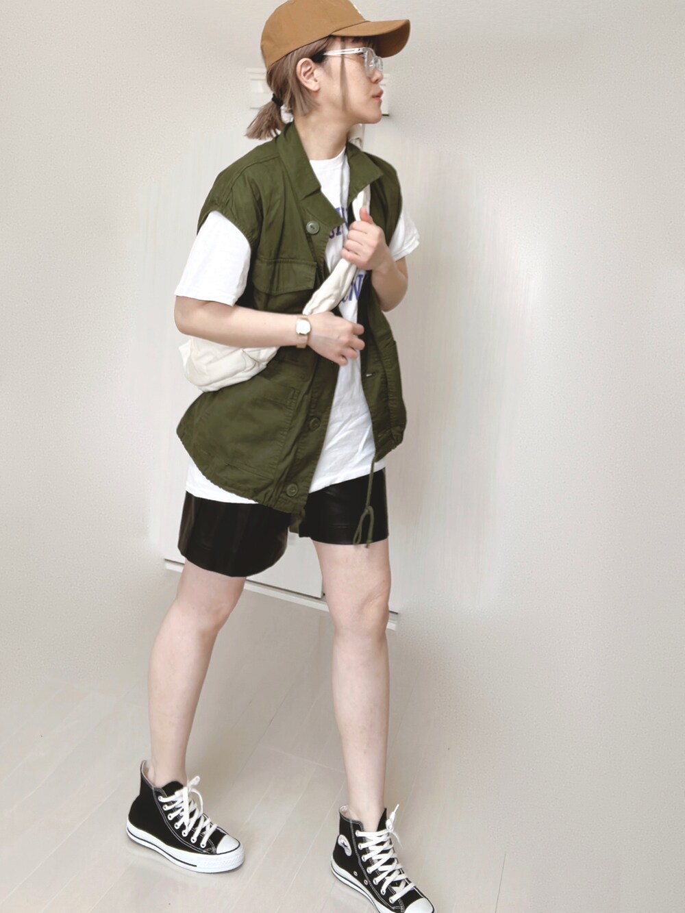 ホワイト系のTシャツ/カットソー、グリーン系のその他アウター、ホワイト系のショルダーバッグを着用したレディースの春コーディネートの3枚目の写真