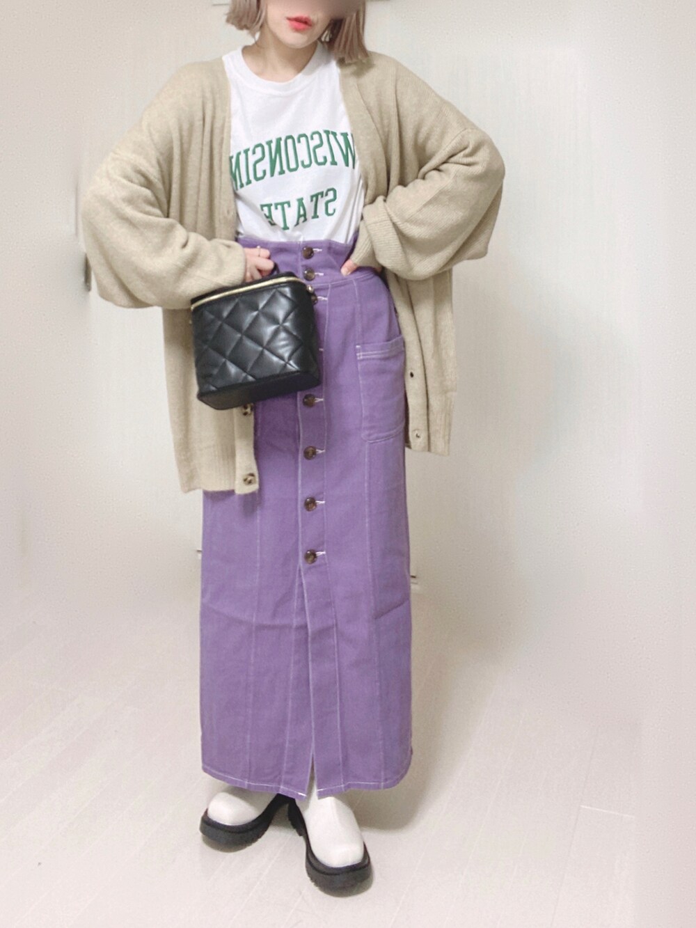 ベージュ系のカーディガン/ボレロ、ホワイト系のTシャツ/カットソー、パープル系のスカートを着用したレディースの冬コーディネートの3枚目の写真