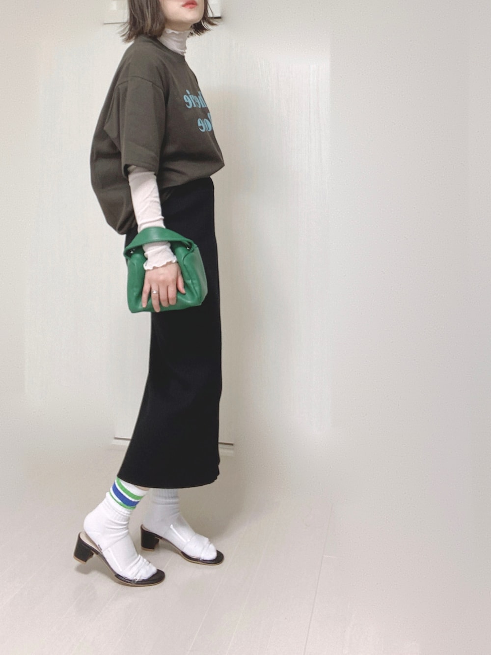 グレー系のTシャツ/カットソー、グレー系のTシャツ/カットソー、グリーン系のハンドバッグを着用したレディースの夏コーディネートの2枚目の写真