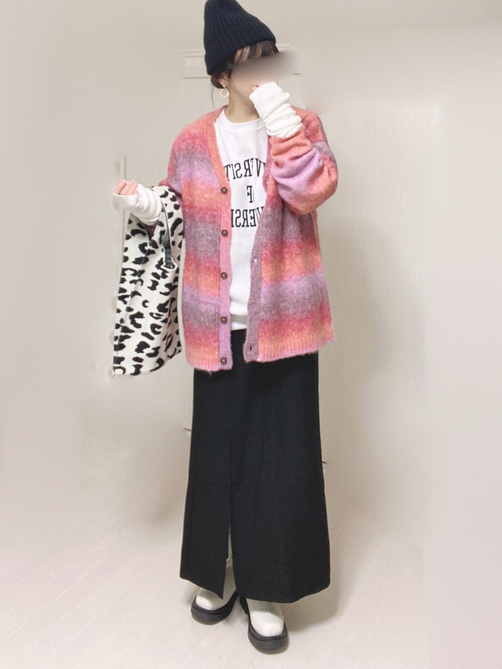 ブラック系のスカート、ホワイト系のスウェット、ピンク系のカーディガン/ボレロを着用したレディースの秋コーディネートの3枚目の写真
