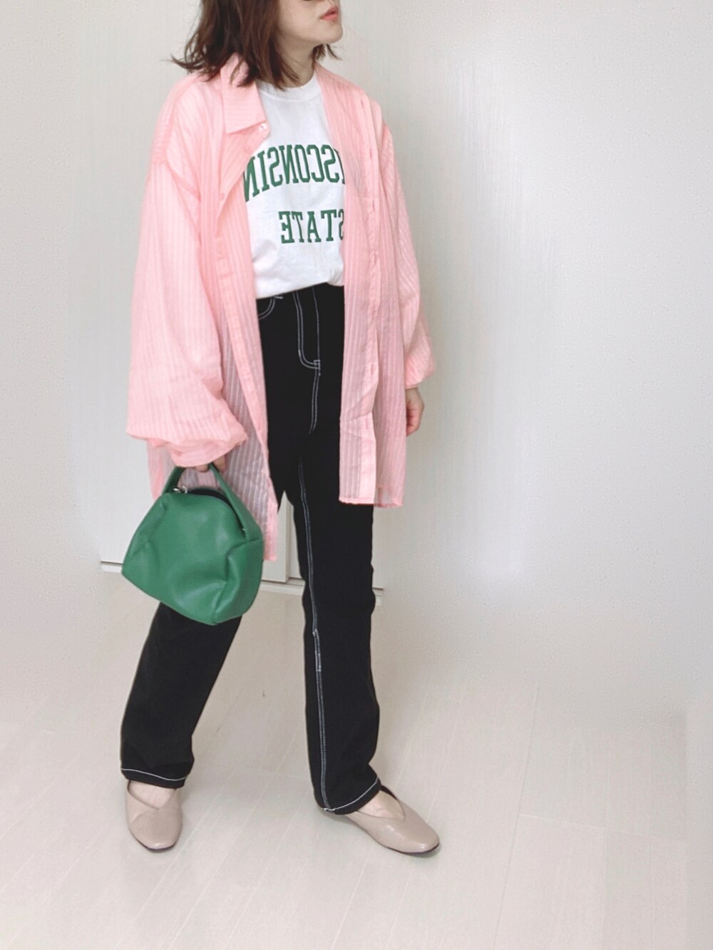 ホワイト系のTシャツ/カットソー、ピンク系のシャツ/ブラウス、グリーン系のハンドバッグを着用したレディースの秋コーディネートの4枚目の写真