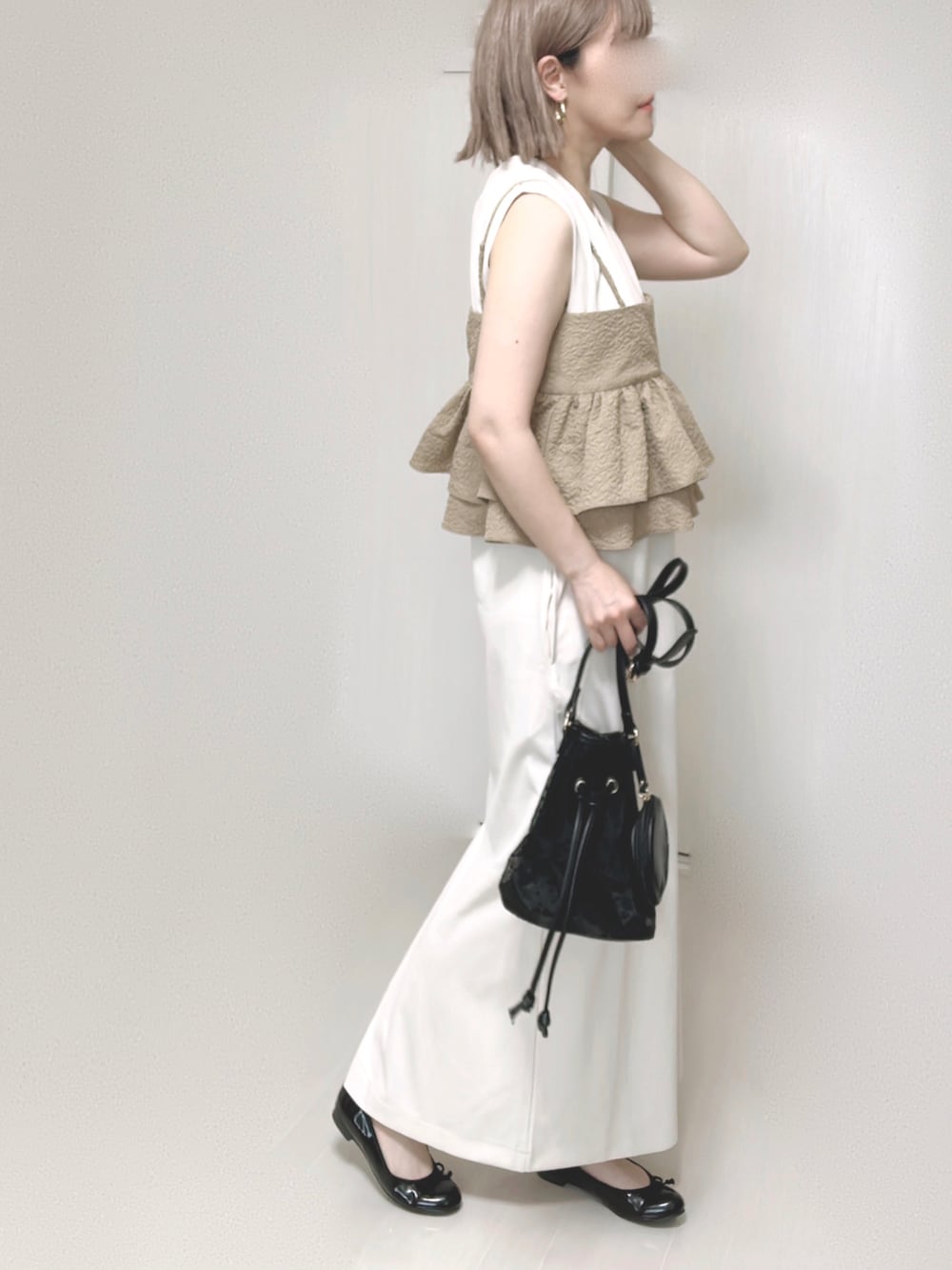 ホワイト系のワンピース、ベージュ系のキャミソール、ホワイト系のカーディガン/ボレロを着用したレディースの夏コーディネートの2枚目の写真