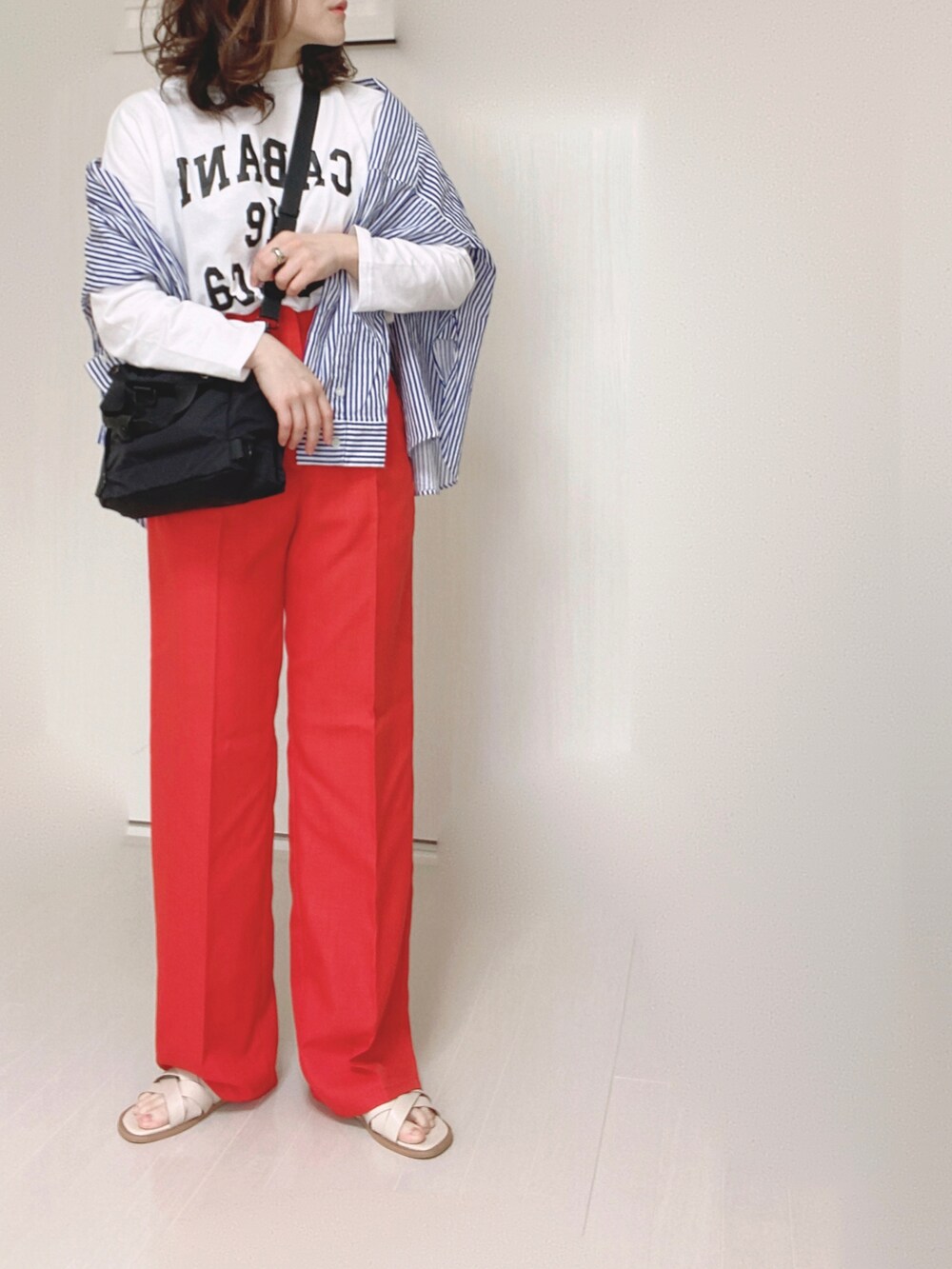 「春コーデ、zucca、ロゴT、ANGIE VINTAGE、Angie、ストライプシャツ、カラーパンツ、menue、welleg、ウェレッグ、welleg select、大人カジュアル、ショルダーバッグ、２ＷＡＹ、PR」｜「ZUCCaのカレッジLOGOロンT/長袖Tシャツ（Tシャツ/カットソー、ホワイト系）」を使った、Ⓜ︎さん（レディース・152cm）の春コーディネートの2枚目の写真