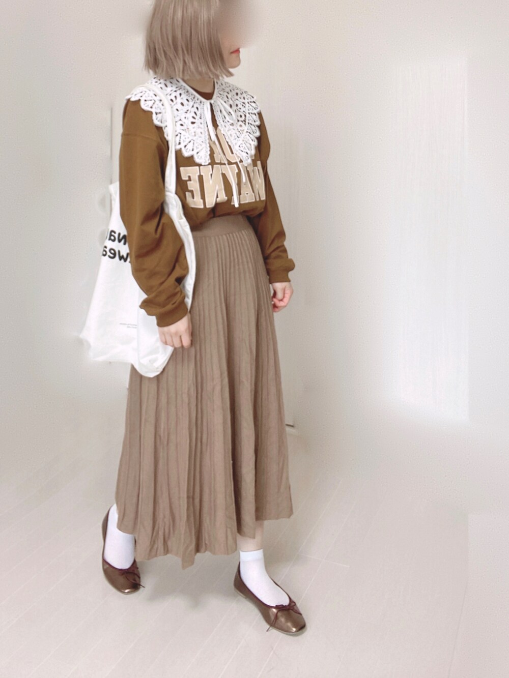 ブラウン系のバレエシューズ、ブラウン系のTシャツ/カットソー、ホワイト系のトートバッグを着用したレディースの秋コーディネートの3枚目の写真