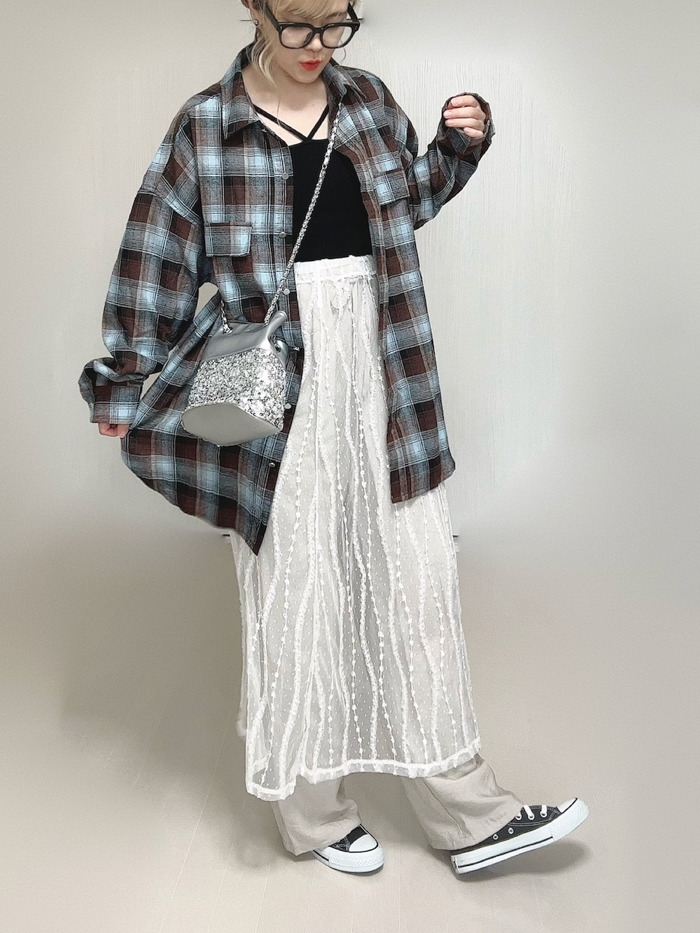 ブラウン系のシャツ/ブラウス、ブラック系のキャミソール、シルバー系のショルダーバッグを着用したレディースの夏コーディネートの3枚目の写真