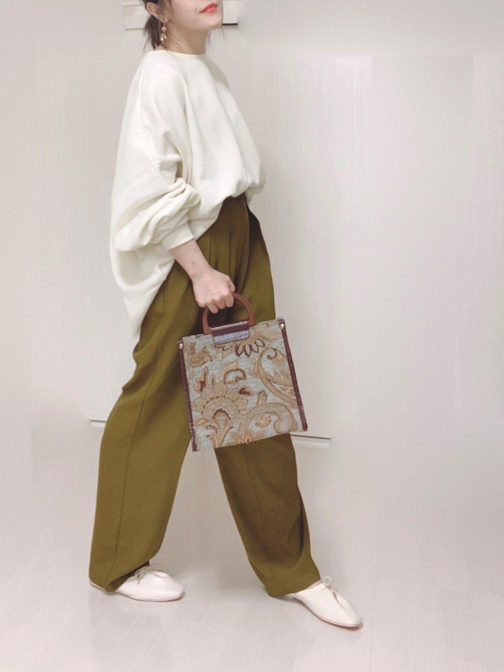 「スウェット、ハンドバッグ、ゴブラン、オーバーサイズ、大人カジュアル、タックイン、タックパンツ、w closet、PR、ハンドメイドピアス、menue、welleg、ウェレッグ」｜「menueの2wayスクエアトゥレースアップシューズ（ドレスシューズ、ホワイト系）」を使った、Ⓜ︎さん（レディース・152cm）の秋コーディネートの3枚目の写真