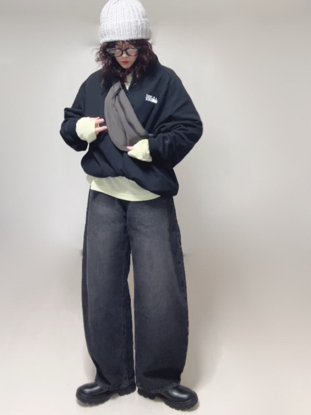 ブラック系のブーツ、イエロー系のTシャツ/カットソー、ブラック系のスウェットを着用したレディースの秋コーディネートの4枚目の写真