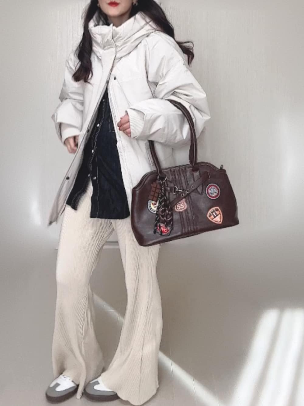 ホワイト系のブルゾン、ブラック系のシャツ/ブラウス、ホワイト系のその他パンツを着用したレディースの冬コーディネートの5枚目の写真