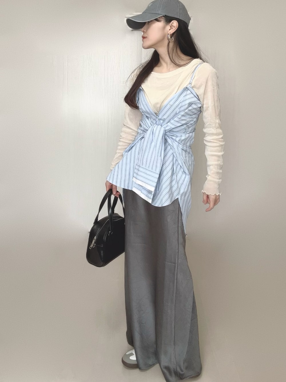 ブルー系のシャツ/ブラウス、グレー系のスカート、ブラック系のボストンバッグを着用したレディースの冬コーディネートの4枚目の写真