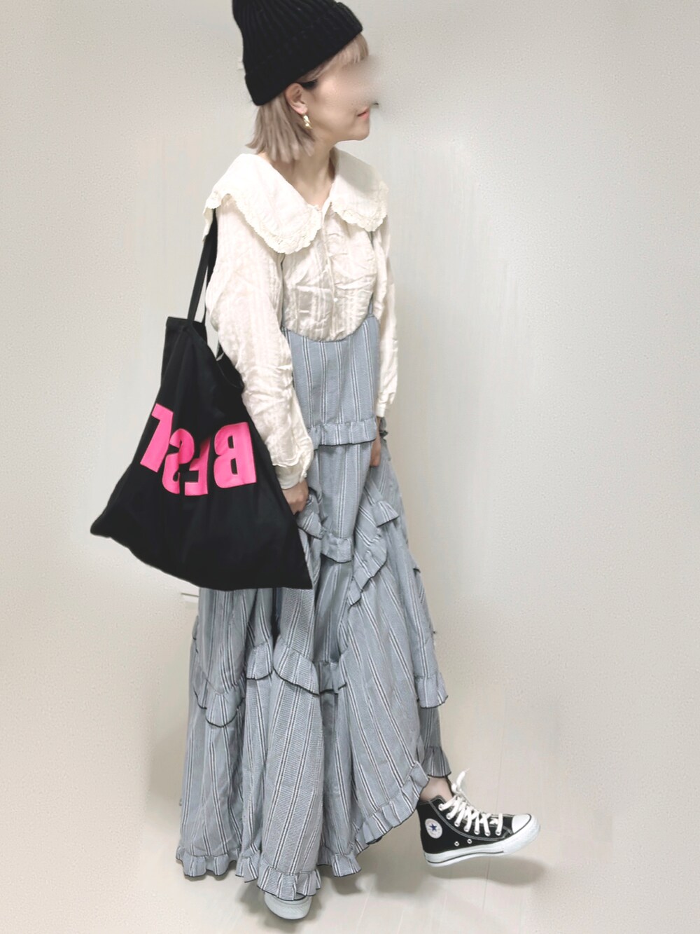 ブラック系のワンピース、ベージュ系のシャツ/ブラウス、ブラック系のトートバッグを着用したレディースの夏コーディネートの4枚目の写真