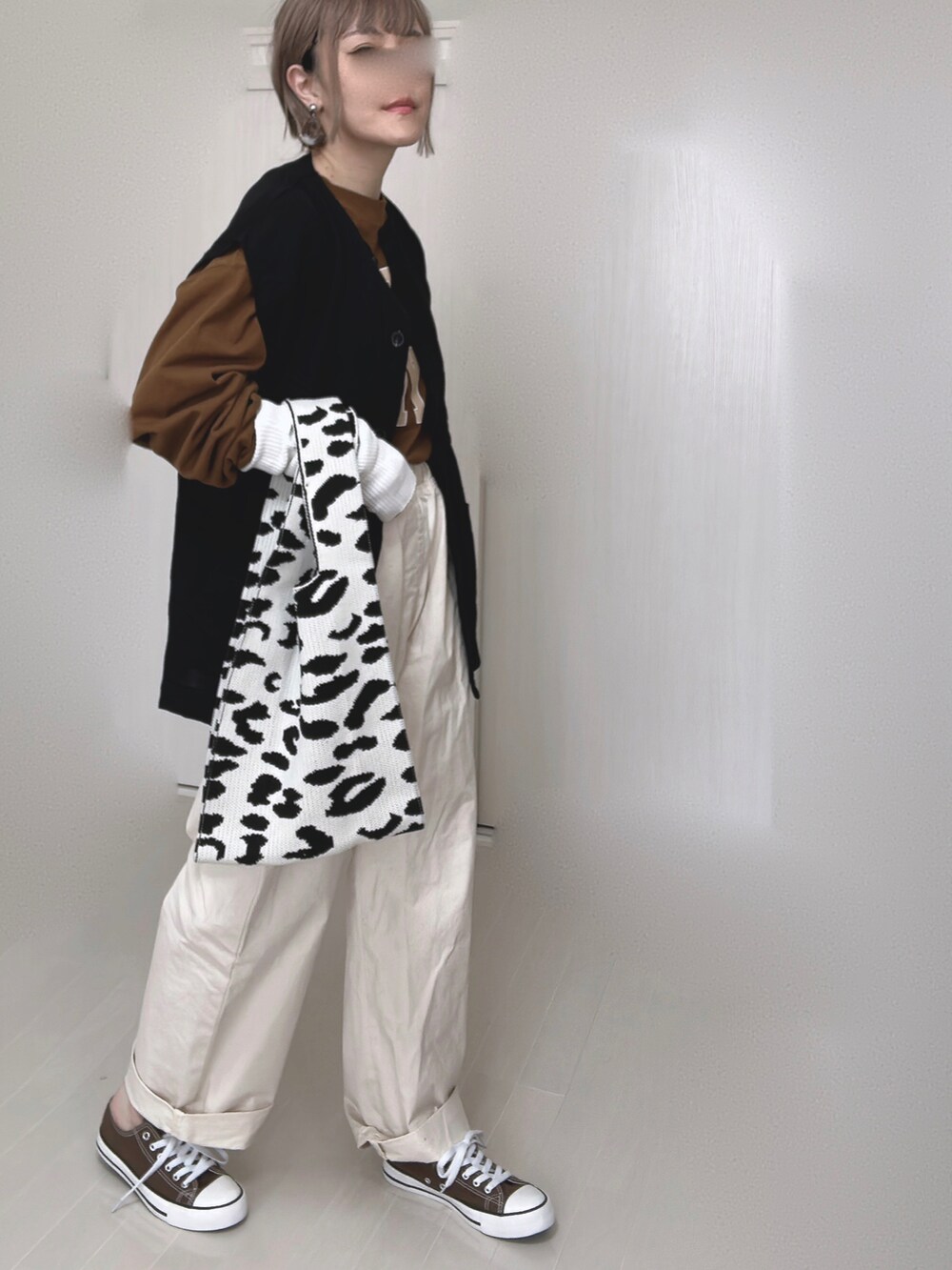 ホワイト系のその他パンツ、ブラック系のベスト、ブラウン系のTシャツ/カットソーを着用したレディースの冬コーディネートの2枚目の写真