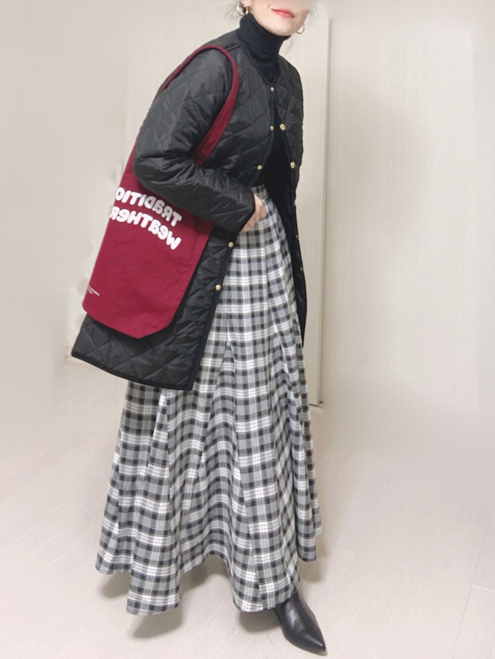 ブラック系のその他アウター、レッド系のトートバッグ、ブラック系のスカートを着用したレディースの秋コーディネートの2枚目の写真