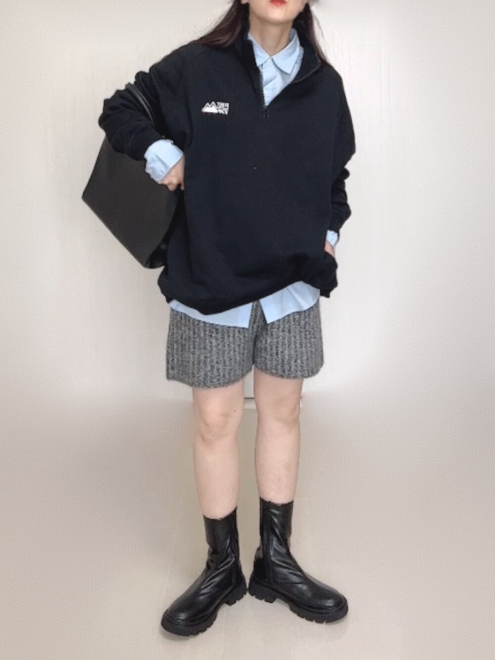 ブラック系のトートバッグ、ブラック系のブーツ、ブラック系のスウェットを着用したレディースの秋コーディネートの5枚目の写真