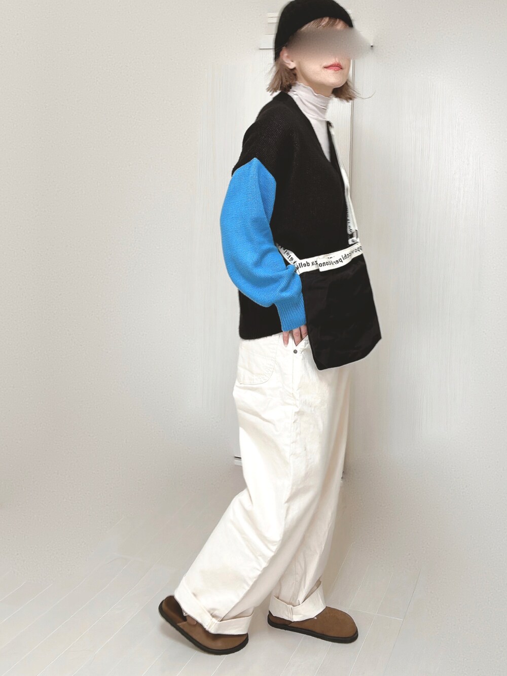 ホワイト系のその他パンツ、ブラック系のカーディガン/ボレロ、ブラック系のショルダーバッグを着用したレディースの春コーディネートの5枚目の写真