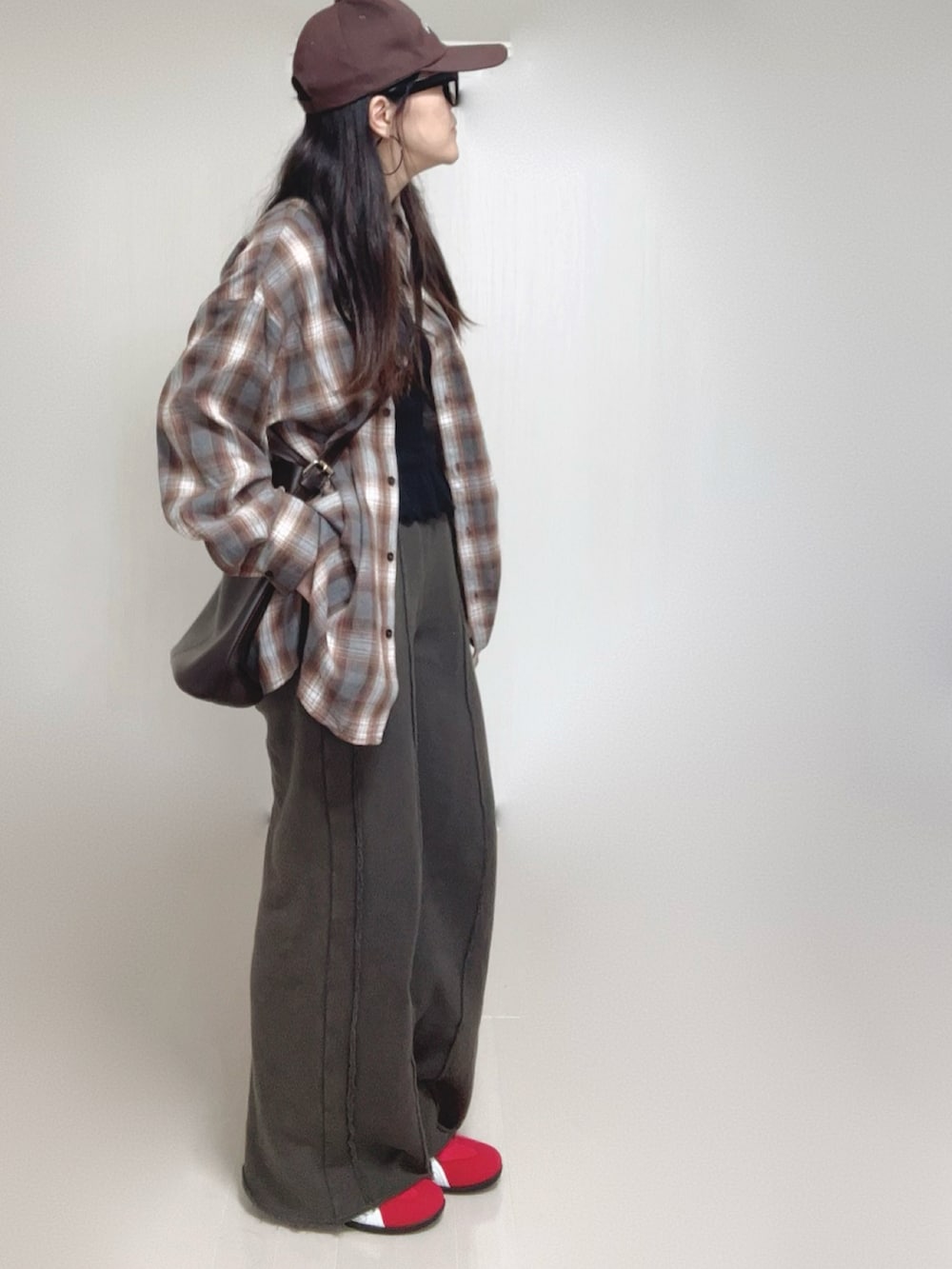 ブラック系のキャミソール、ブラウン系のシャツ/ブラウス、ブラック系のスウェットパンツを着用したレディースの秋コーディネートの5枚目の写真