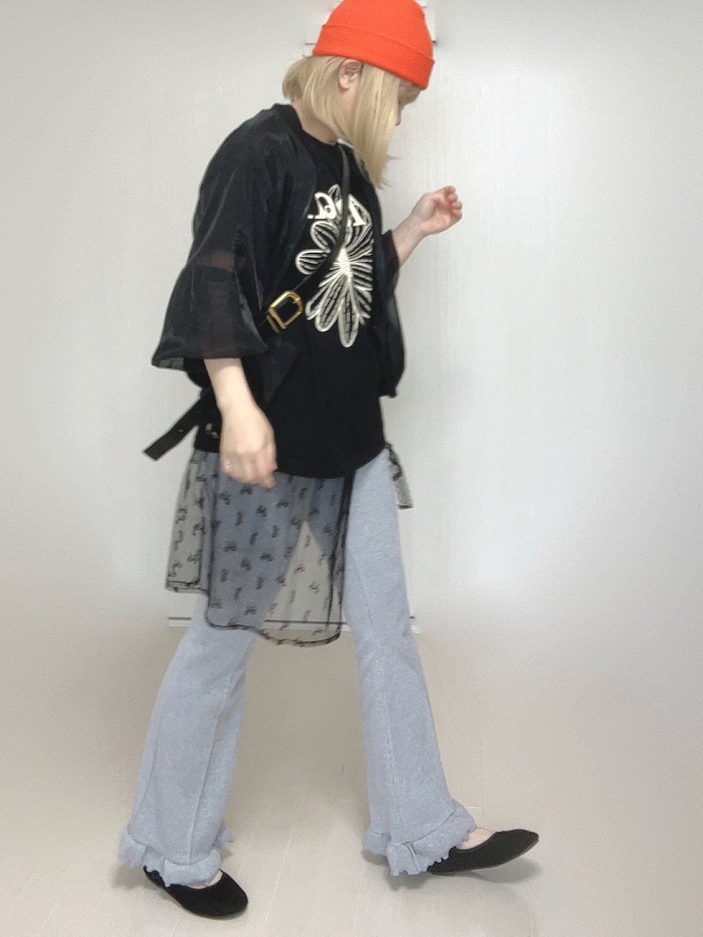 ブラック系のTシャツ/カットソー、グレー系のその他パンツ、ブラック系のパンプスを着用したレディースの夏コーディネートの5枚目の写真