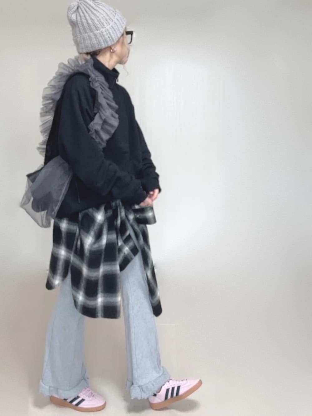 ブラック系のシャツ/ブラウス、グレー系のショルダーバッグ、ブラック系のスウェットを着用したレディースの秋コーディネートの4枚目の写真