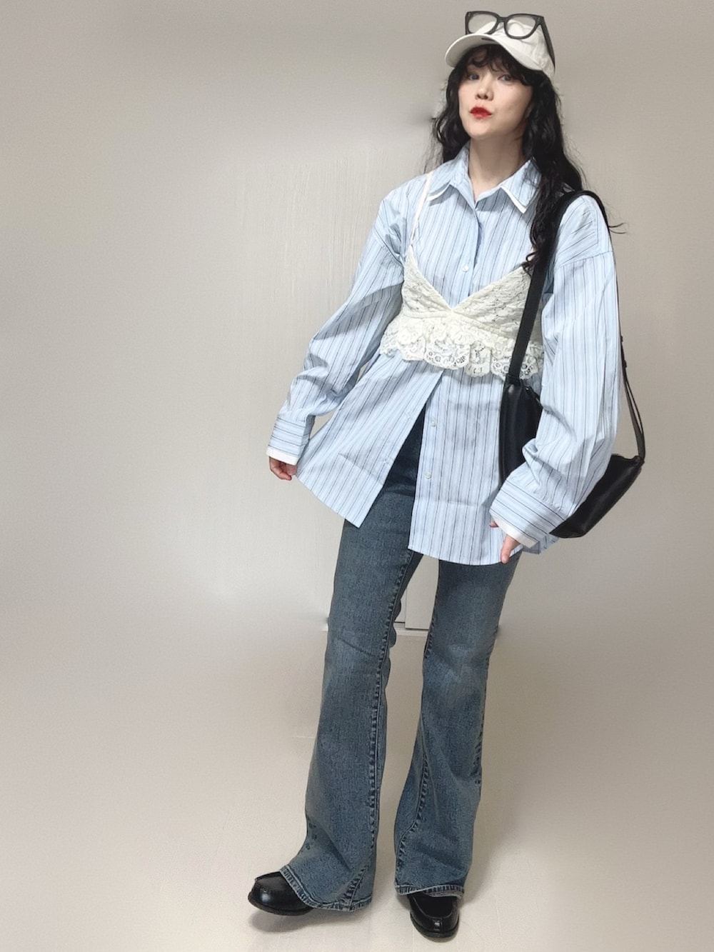 ブルー系のシャツ/ブラウス、ホワイト系のキャミソール、ブラック系のローファーを着用したレディースの春コーディネートの3枚目の写真