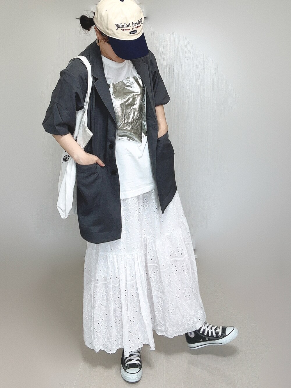 ホワイト系のTシャツ/カットソー、グレー系のテーラードジャケット、ホワイト系のトートバッグを着用したレディースの夏コーディネートの3枚目の写真