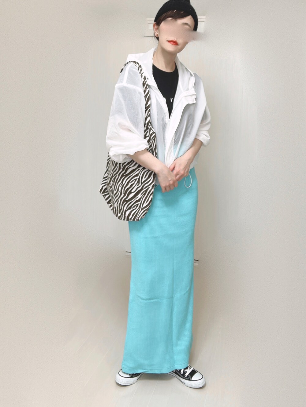 ブラック系のTシャツ/カットソー、ブルー系のスカート、ブラック系のスニーカーを着用したレディースの夏コーディネートの4枚目の写真