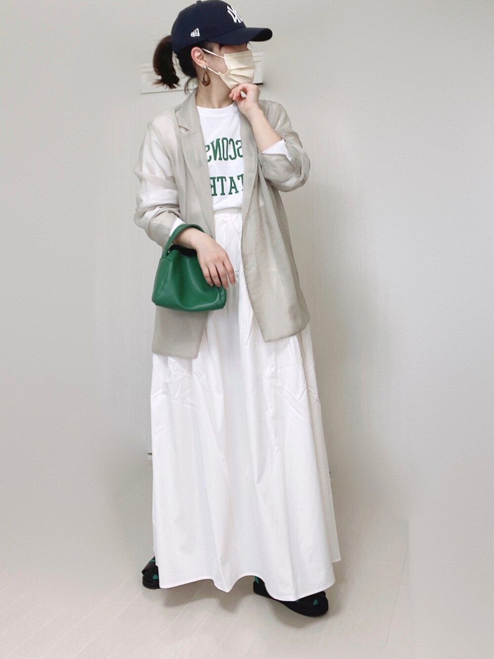 グレー系のテーラードジャケット、ホワイト系のTシャツ/カットソー、ホワイト系のスカートを着用したレディースの夏コーディネートの4枚目の写真