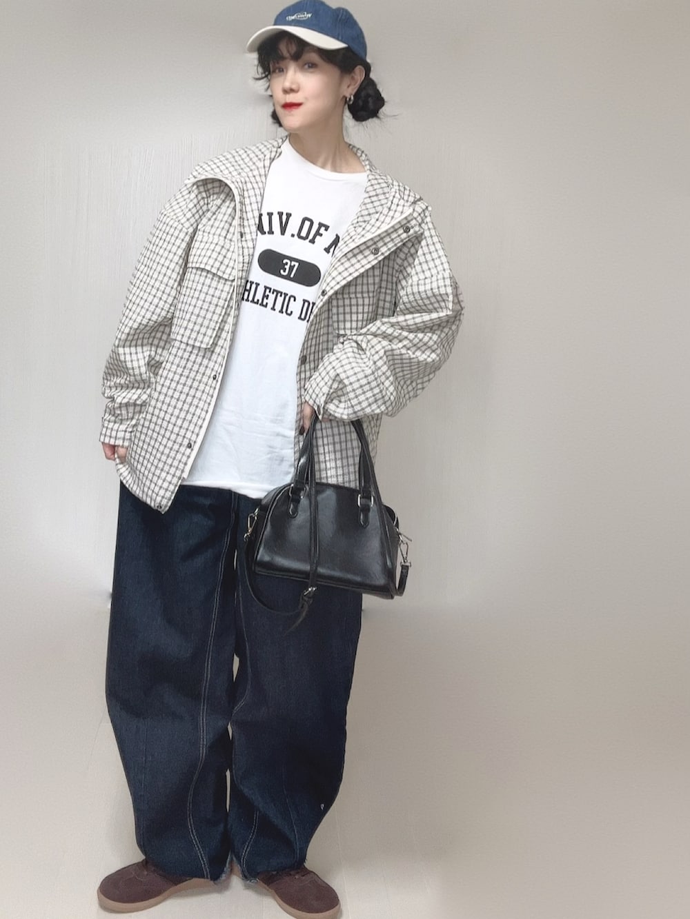 ホワイト系のTシャツ/カットソー、ブラック系のボストンバッグ、ホワイト系のパーカーを着用したレディースの春コーディネートの4枚目の写真