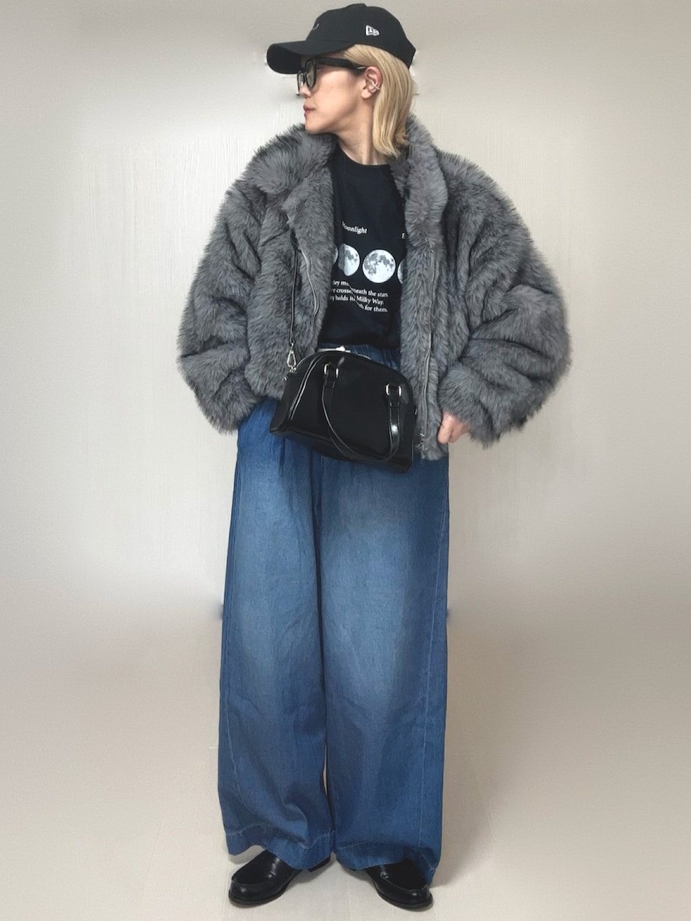 グレー系のブルゾン、ブラック系のTシャツ/カットソー、ブラック系のボストンバッグを着用したレディースの冬コーディネートの5枚目の写真