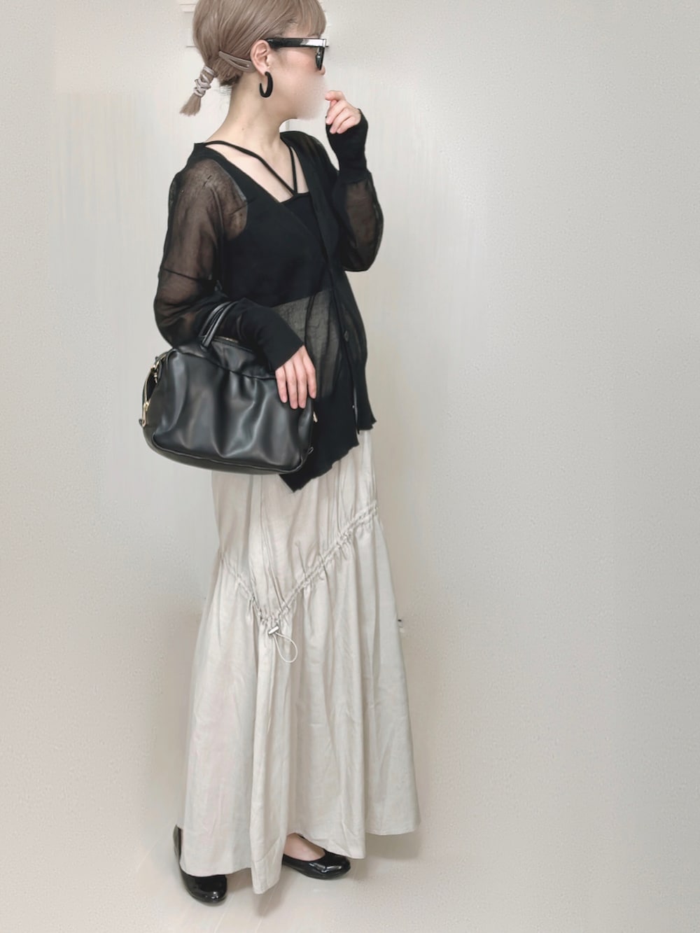 ブラック系のカーディガン/ボレロ、ブラック系のキャミソール、ブラック系のボストンバッグを着用したレディースの夏コーディネートの4枚目の写真