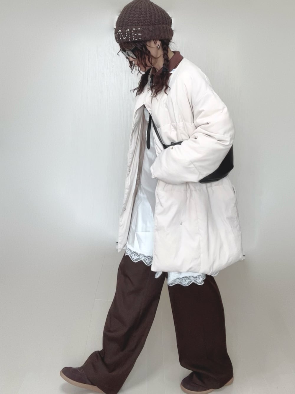 ブラウン系のその他パンツ、ホワイト系のワンピース、ホワイト系のダウンジャケット/コートを着用したレディースの冬コーディネートの2枚目の写真