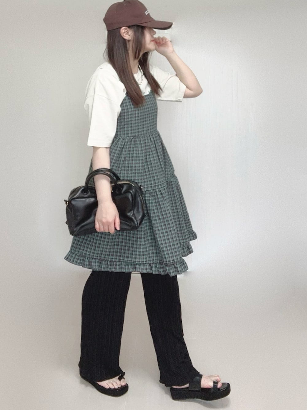グレー系のワンピース、ホワイト系のTシャツ/カットソー、ブラック系のボストンバッグを着用したレディースの夏コーディネートの4枚目の写真