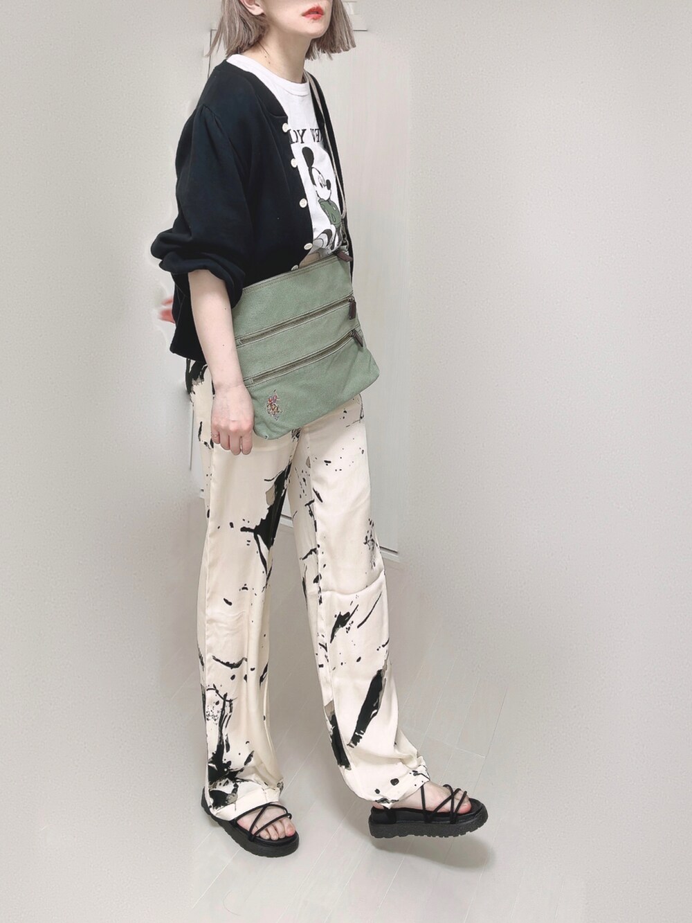 ブラック系のカーディガン/ボレロ、グリーン系のショルダーバッグ、ホワイト系のTシャツ/カットソーを着用したレディースの春コーディネートの2枚目の写真