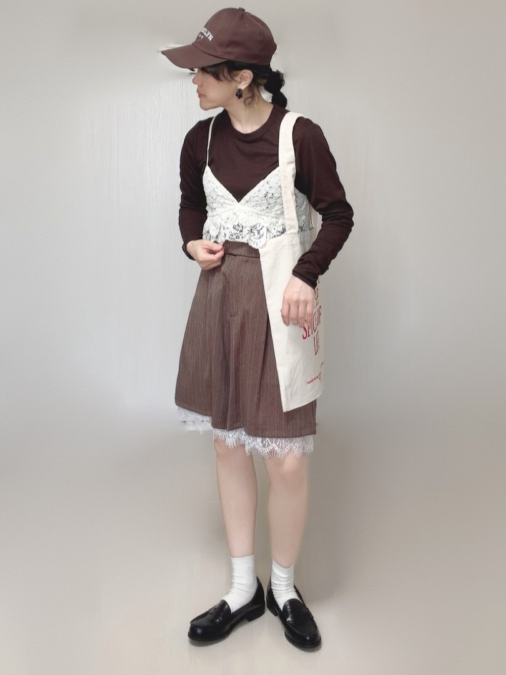 ホワイト系のキャミソール、ブラウン系のその他パンツ、ホワイト系のトートバッグを着用したレディースの春コーディネートの3枚目の写真
