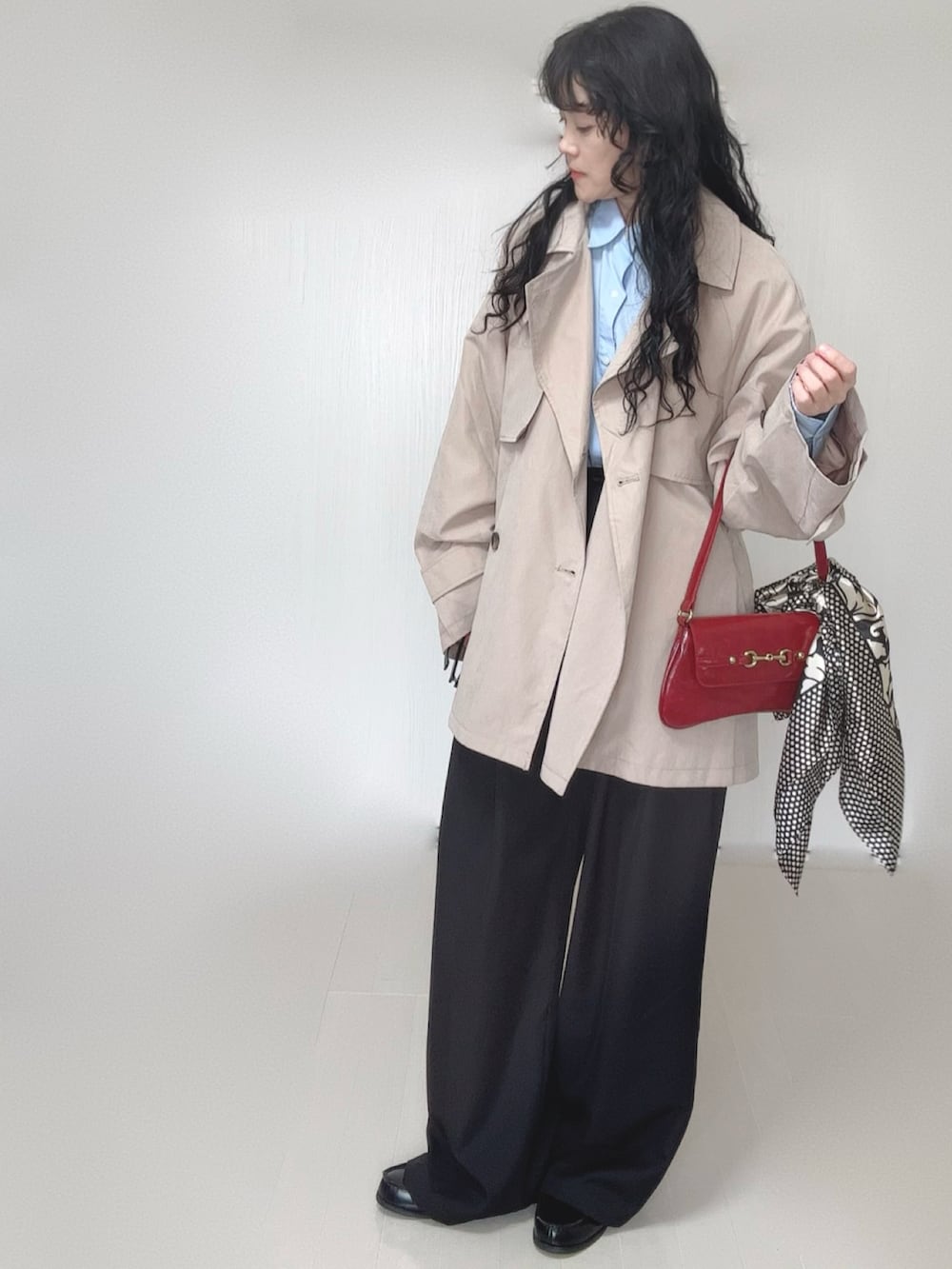 ベージュ系のトレンチコート、ブラック系のスラックス、ブラック系のローファーを着用したレディースの春コーディネートの4枚目の写真