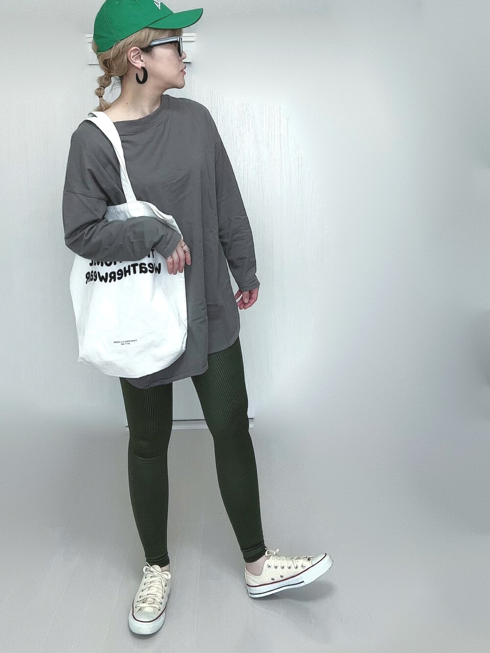 ベージュ系のTシャツ/カットソー、ホワイト系のトートバッグ、ホワイト系のスニーカーを着用したレディースの春コーディネートの5枚目の写真