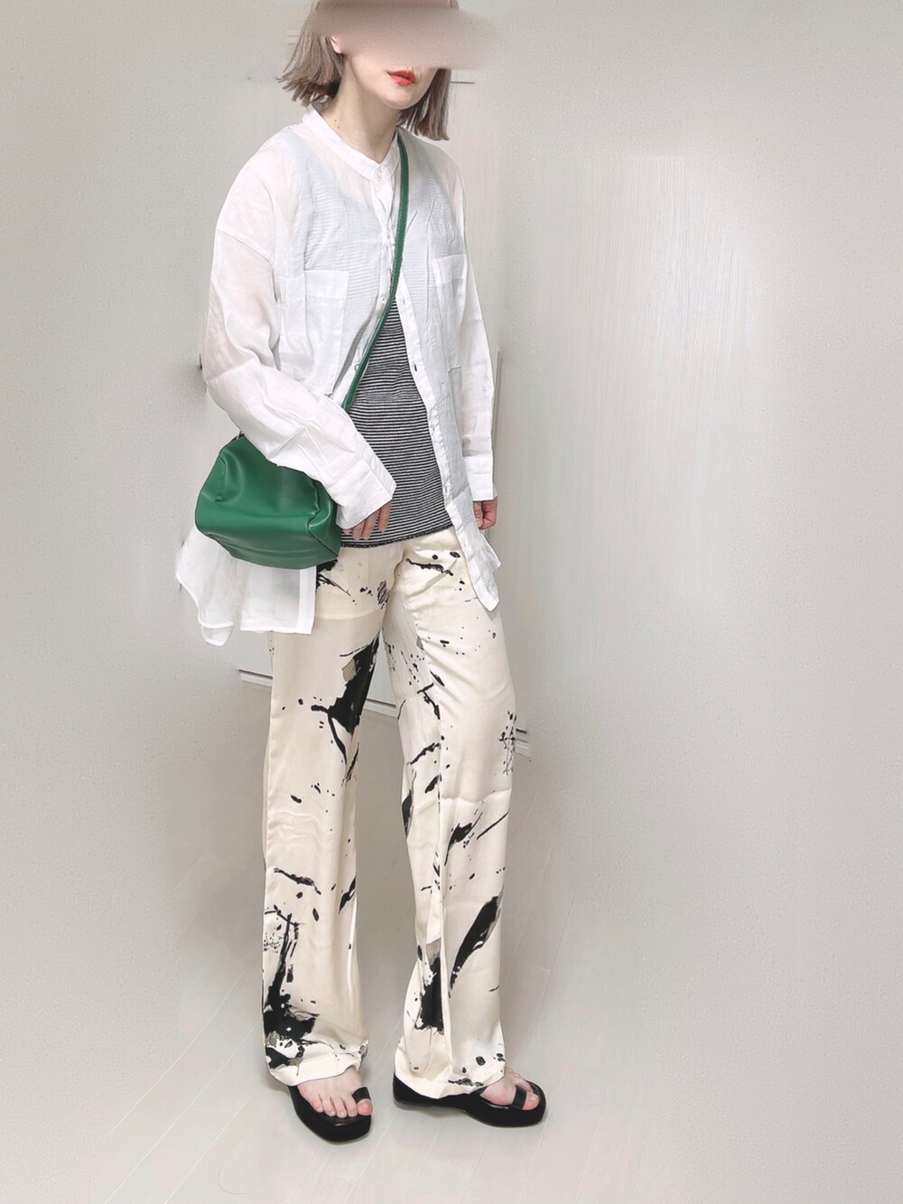 ホワイト系のシャツ/ブラウス、ブラック系のタンクトップ、グリーン系のハンドバッグを着用したレディースの春コーディネートの3枚目の写真