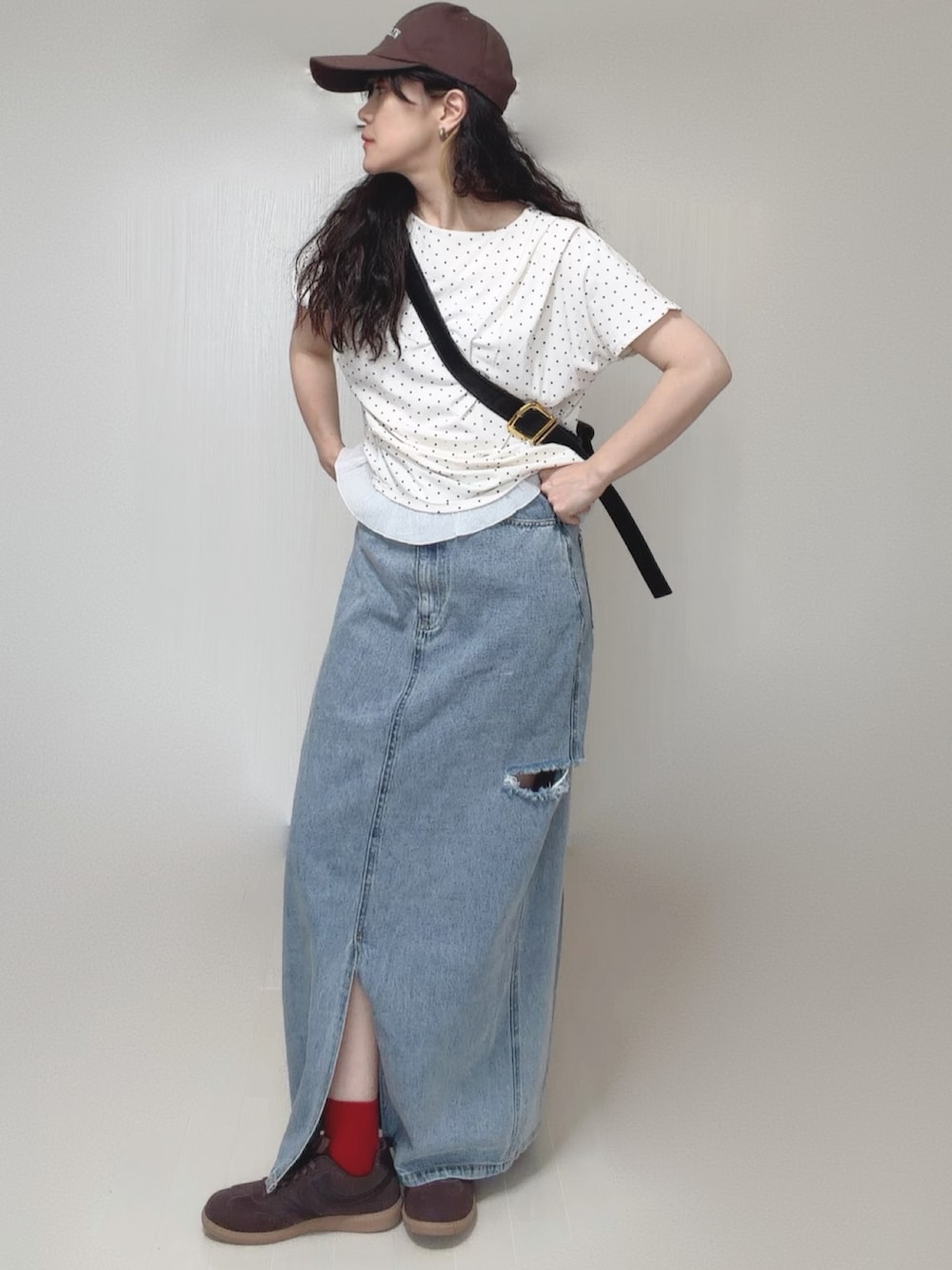 ホワイト系のTシャツ/カットソーを着用したレディースの夏コーディネートの4枚目の写真