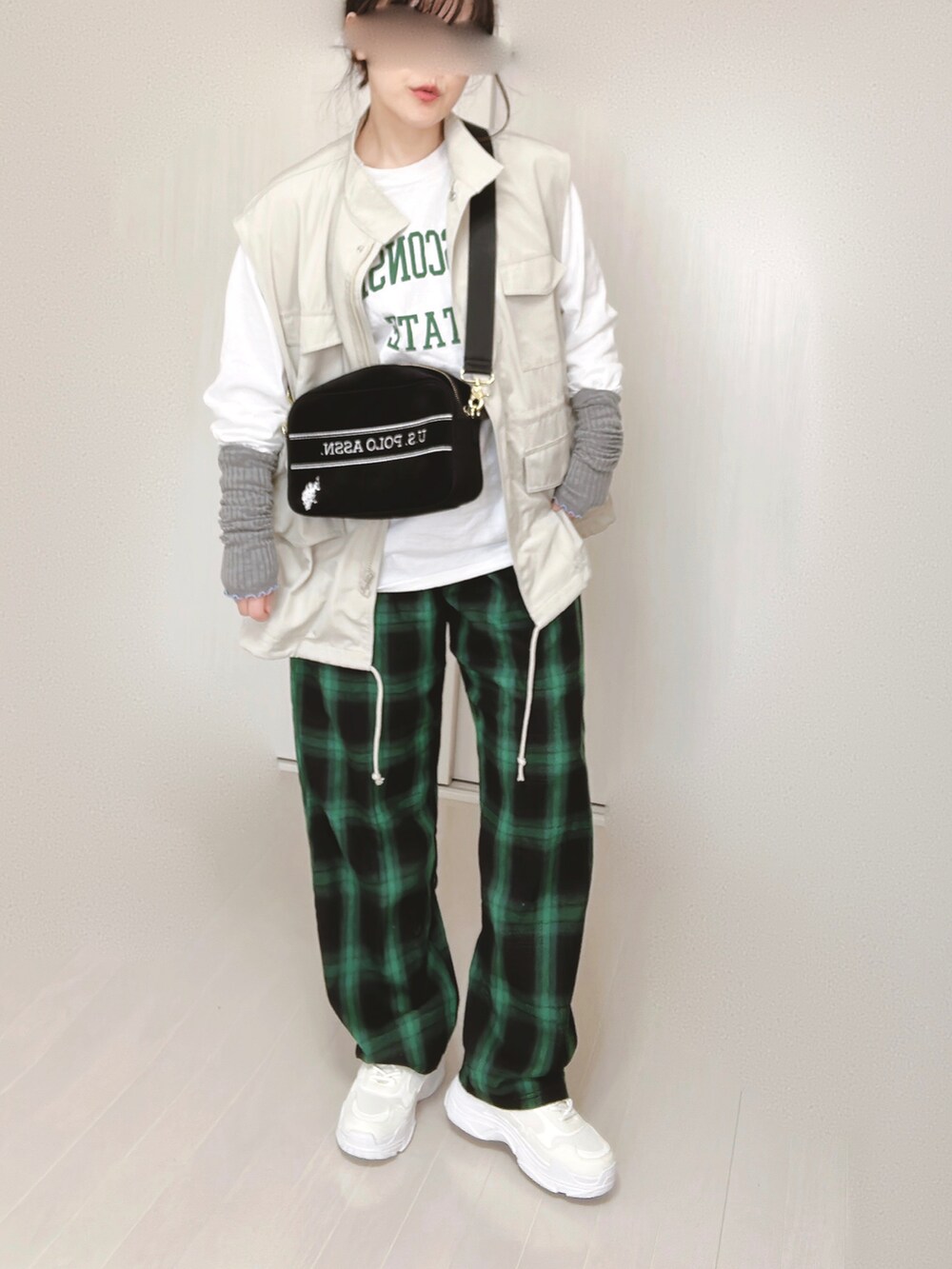 ホワイト系のTシャツ/カットソー、ホワイト系のベスト、ブラック系のショルダーバッグを着用したレディースの春コーディネートの4枚目の写真