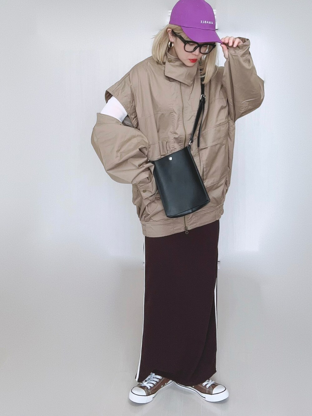 ベージュ系のジャケット/アウター、ホワイト系のTシャツ/カットソー、ブラック系のトートバッグを着用したレディースの冬コーディネートの2枚目の写真