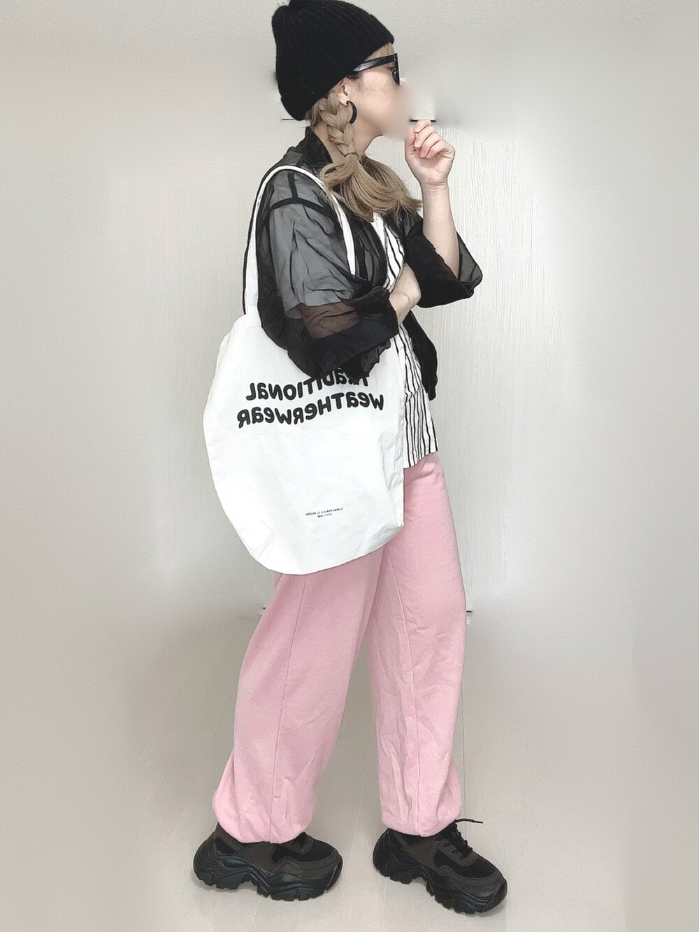 ホワイト系のTシャツ/カットソー、ホワイト系のトートバッグ、ピンク系のスウェットパンツを着用したレディースの春コーディネートの5枚目の写真